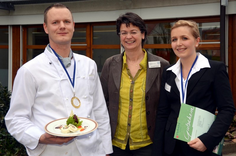 Über den Hauptgewinn, einen Aufenthalt im Rhön Park Hotel, freuen sich die Sieger der 1. Bad Kis-singer Stadtmeisterschaften Marcel Berckner (li) und Stefanie Schmidt (re). Initiatorin Elisabeth Spath (Mitte) gratulierte herzlich. Foto Peter Rauch Über den Hauptgewinn, einen Aufenthalt im Rhön Park Hotel, freuen sich die Sieger der 1. Bad Kis-singer Stadtmeisterschaften Marcel Berckner (li) und Stefanie Schmidt (re). Initiatorin Elisabeth Spath (Mitte) gratulierte herzlich. Foto Peter Rauch