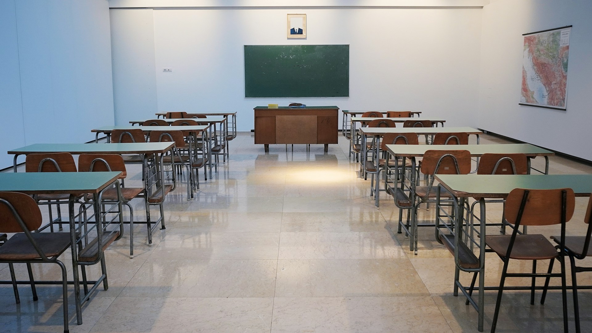 Symbolbild: Ein Klassenraum. Foto von Ivan Aleksix auf Unsplash